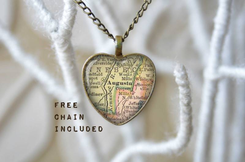 Vintage Karte-Form Herz Augusta Maine. Lage-Geschenk-Anhänger. Kostenlose Passende Kette Ist Enthalten Vintage Karte-Form Herz Augusta Maine. Lage-Geschenk-Anhänger. Kostenlose Passende Kette Ist Enthalten von TheNotaBeneStudio