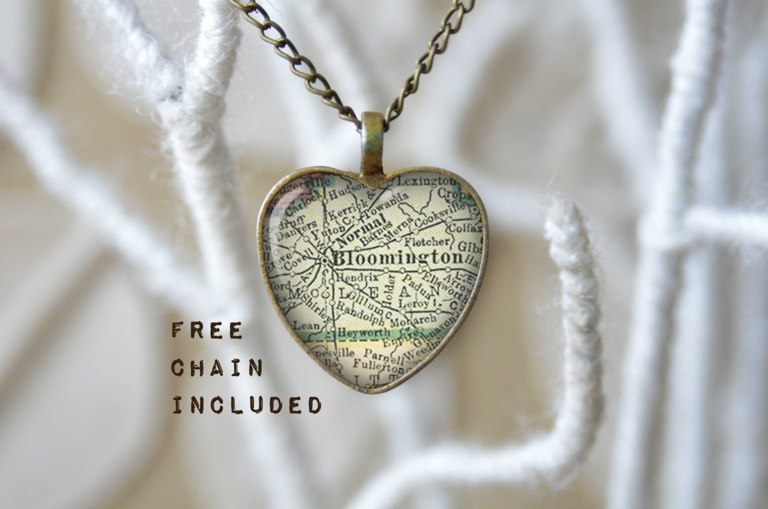 Vintage Karte-Form Herz Bloomington, Illinois. Lage-Geschenk-Anhänger. Kostenlose Passende Kette Ist Enthalten Vintage Karte-Form Herz Bloomington, Illinois. Lage-Geschenk-Anhänger. Kostenlose Passende Kette Ist Enthalten von TheNotaBeneStudio
