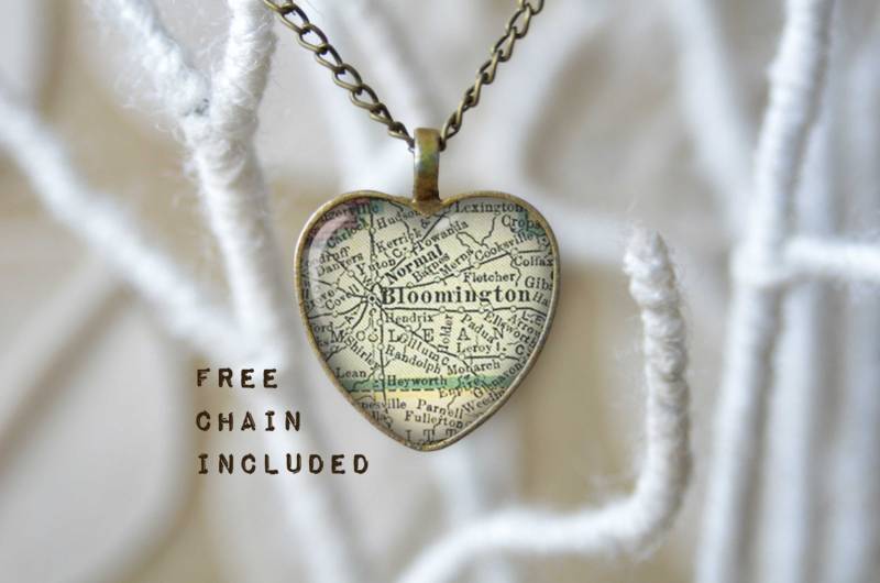 Vintage Karte-Form Herz Bloomington, Illinois. Lage-Geschenk-Anhänger. Kostenlose Passende Kette Ist Enthalten Vintage Karte-Form Herz Bloomington, Illinois. Lage-Geschenk-Anhänger. Kostenlose Passende Kette Ist Enthalten von TheNotaBeneStudio