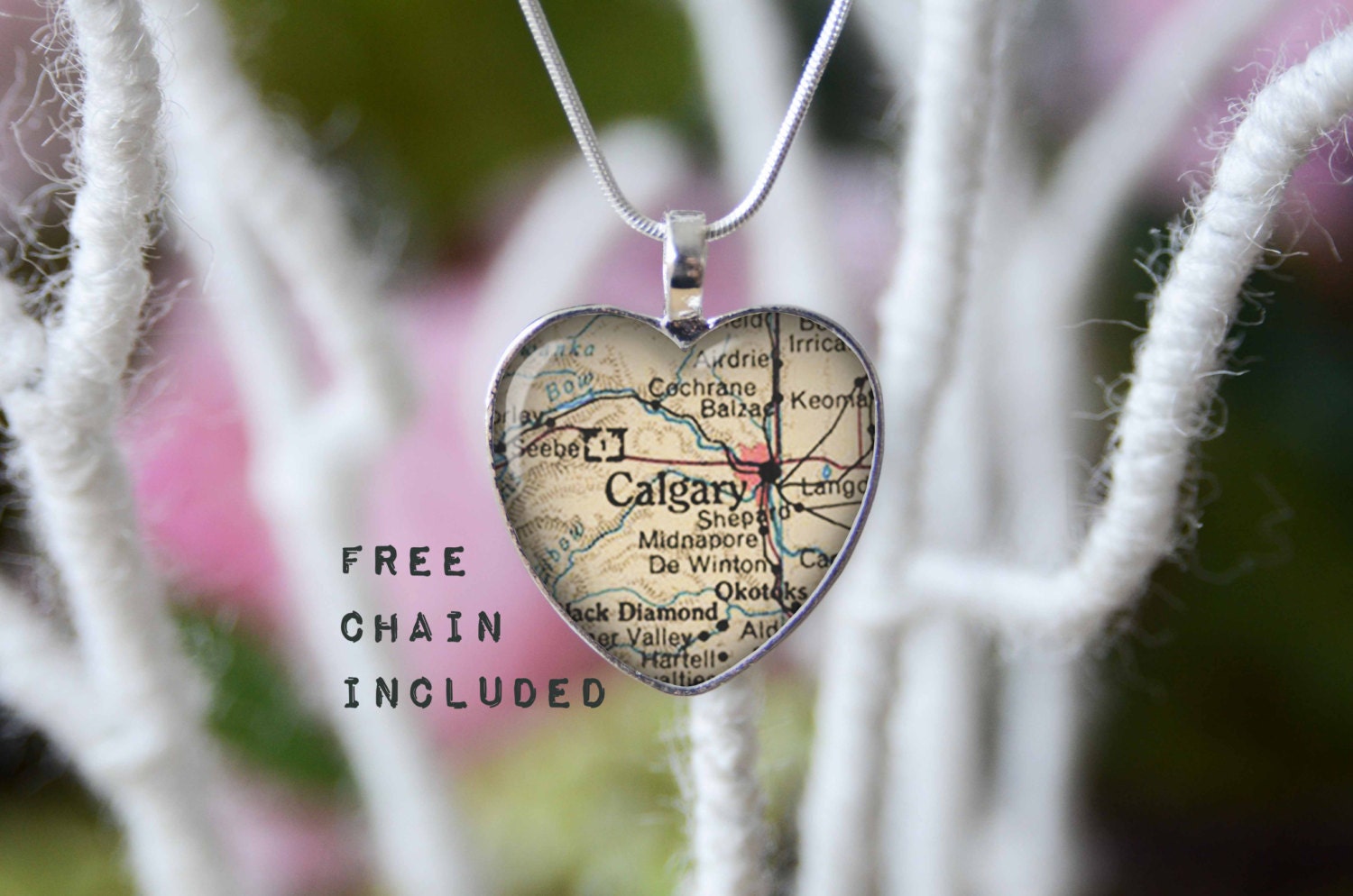 Vintage Karte-Form Herz Calgary Alberta Kanada. Lage-Geschenk-Anhänger. Kostenlose Passende Kette Ist Enthalten Vintage Karte-Form Herz Calgary Alberta Kanada. Lage-Geschenk-Anhänger. Kostenlose Passende Kette Ist Enthalten von TheNotaBeneStudio