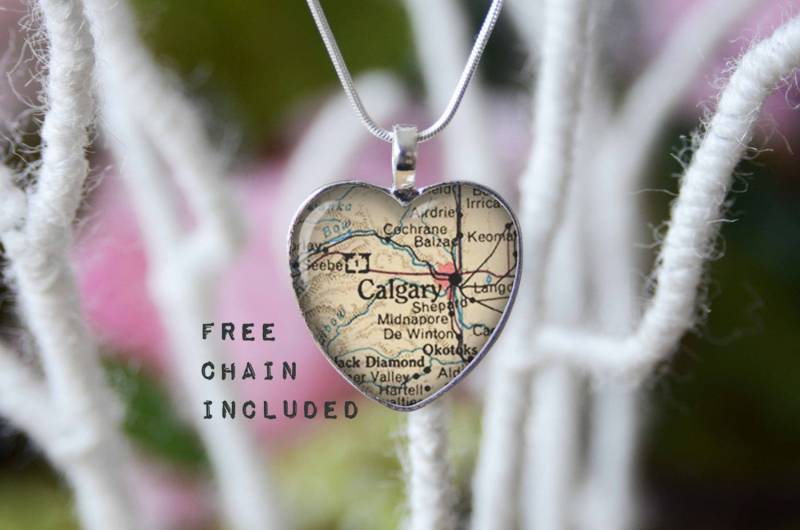 Vintage Karte-Form Herz Calgary Alberta Kanada. Lage-Geschenk-Anhänger. Kostenlose Passende Kette Ist Enthalten Vintage Karte-Form Herz Calgary Alberta Kanada. Lage-Geschenk-Anhänger. Kostenlose Passende Kette Ist Enthalten von TheNotaBeneStudio