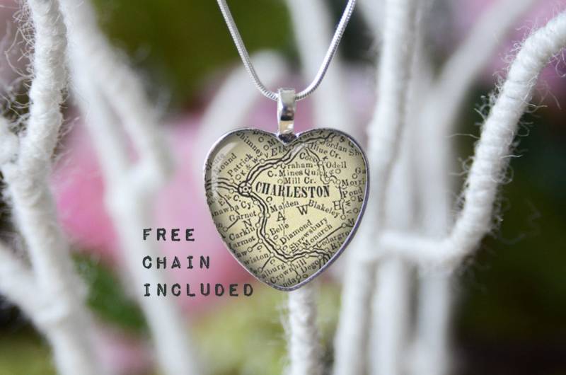 Vintage Karte-Form Herz Charleston, West Virginia. Lage-Geschenk-Anhänger. Kostenlose Passende Kette Ist Enthalten Vintage Karte-Form Herz Charleston, West Virginia. Lage-Geschenk-Anhänger. Kostenlose Passende Kette Ist Enthalten von TheNotaBeneStudio