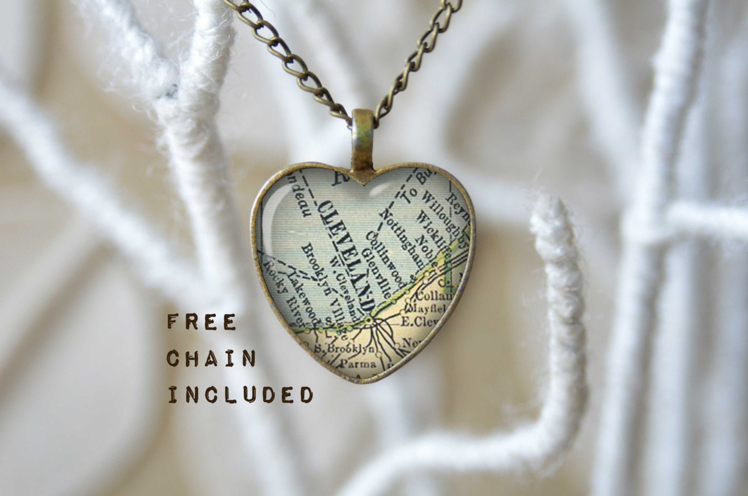 Vintage Karte-Form Herz Cleveland Ohio. Lage-Geschenk-Anhänger. Kostenlose Passende Kette Ist Enthalten Vintage Karte-Form Herz Cleveland Ohio. Lage-Geschenk-Anhänger. Kostenlose Passende Kette Ist Enthalten von TheNotaBeneStudio