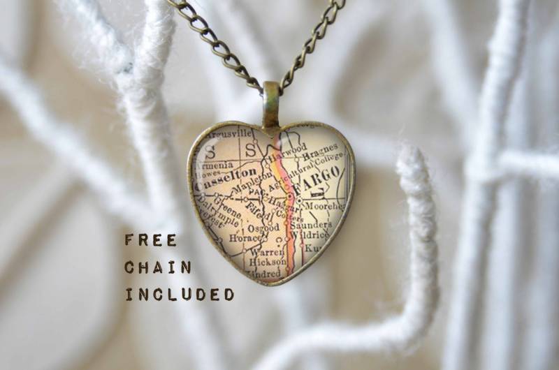 Vintage Karte-Form Herz Fargo North Dakota. Lage-Geschenk-Anhänger. Kostenlose Passende Kette Ist Enthalten Vintage Karte-Form Herz Fargo North Dakota. Lage-Geschenk-Anhänger. Kostenlose Passende Kette Ist Enthalten von TheNotaBeneStudio