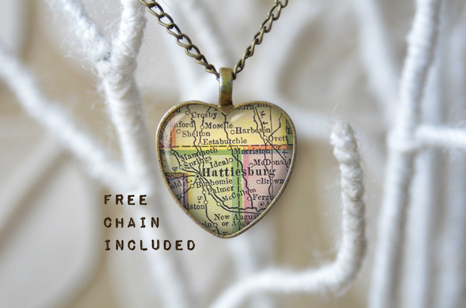 Vintage Karte-Form Herz Hattiesburg, Mississippi. Lage-Geschenk-Anhänger. Kostenlose Passende Kette Ist Enthalten Vintage Karte-Form Herz Hattiesburg, Mississippi. Lage-Geschenk-Anhänger. Kostenlose Passende Kette Ist Enthalten von TheNotaBeneStudio