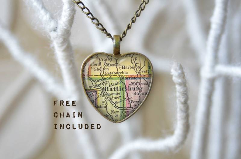 Vintage Karte-Form Herz Hattiesburg, Mississippi. Lage-Geschenk-Anhänger. Kostenlose Passende Kette Ist Enthalten Vintage Karte-Form Herz Hattiesburg, Mississippi. Lage-Geschenk-Anhänger. Kostenlose Passende Kette Ist Enthalten von TheNotaBeneStudio