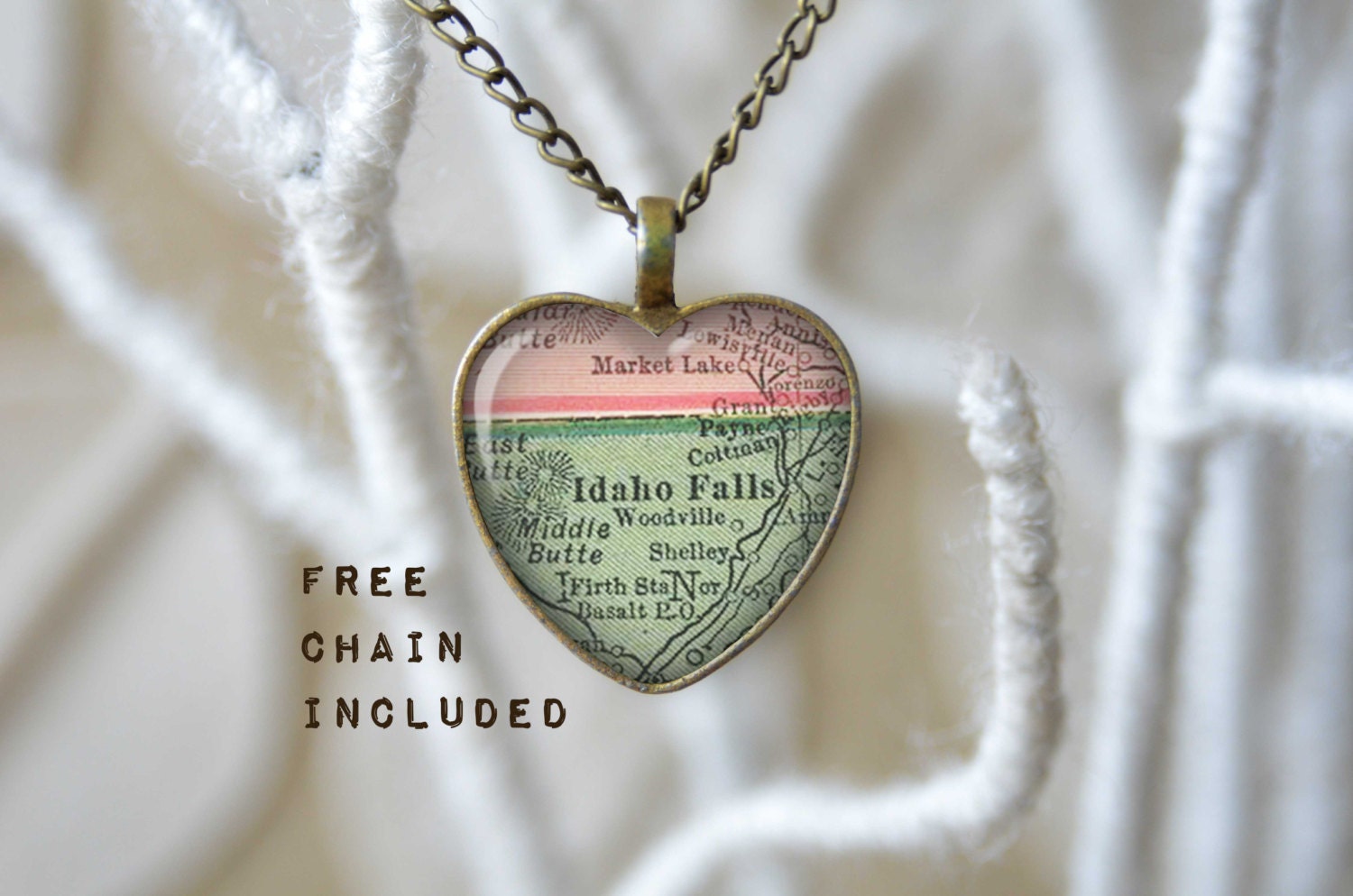 Vintage Karte-Form Herz Idaho Falls. Lage-Geschenk-Anhänger. Kostenlose Passende Kette Ist Enthalten Vintage Karte-Form Herz Idaho Falls. Lage-Geschenk-Anhänger. Kostenlose Passende Kette Ist Enthalten von TheNotaBeneStudio