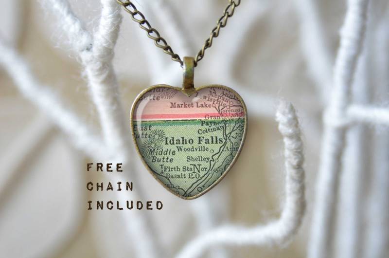 Vintage Karte-Form Herz Idaho Falls. Lage-Geschenk-Anhänger. Kostenlose Passende Kette Ist Enthalten Vintage Karte-Form Herz Idaho Falls. Lage-Geschenk-Anhänger. Kostenlose Passende Kette Ist Enthalten von TheNotaBeneStudio