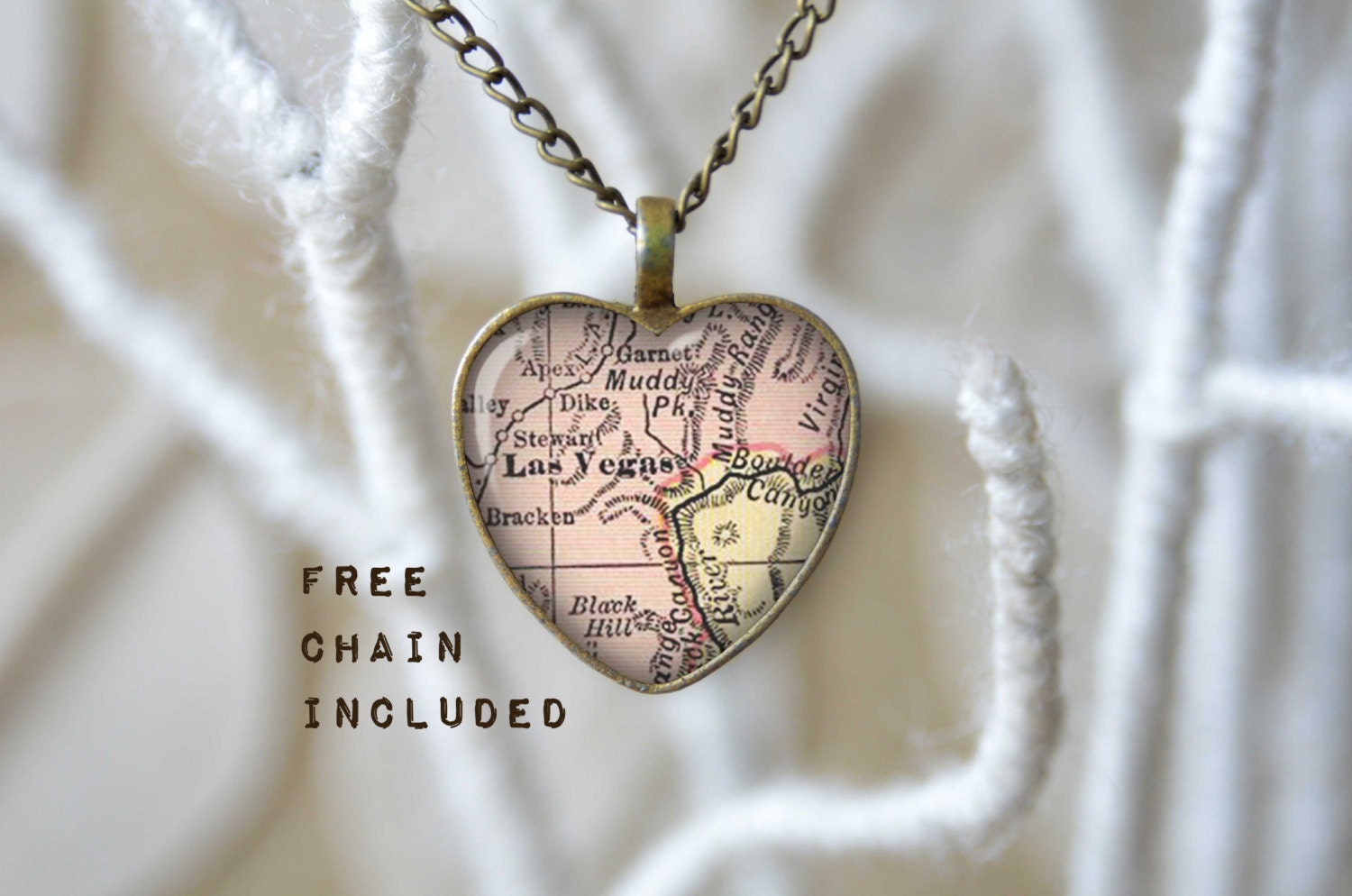 Vintage Karte-Form Herz Las Vegas Nevada. Lage-Geschenk-Anhänger. Kostenlose Passende Kette Ist Enthalten Vintage Karte-Form Herz Las Vegas Nevada. Lage-Geschenk-Anhänger. Kostenlose Passende Kette Ist Enthalten von TheNotaBeneStudio
