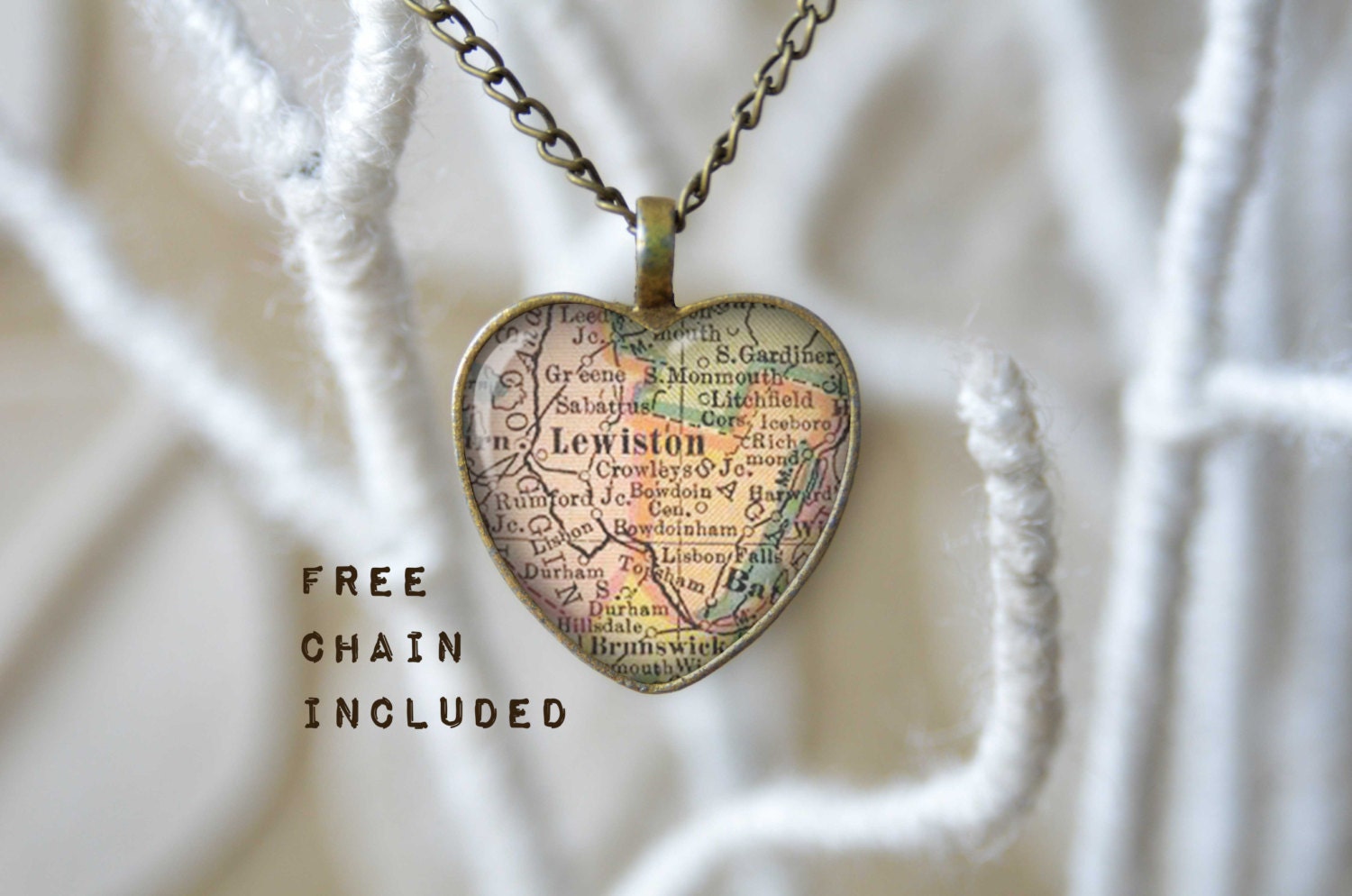 Vintage Karte-Form Herz Lewiston Maine. Lage-Geschenk-Anhänger. Kostenlose Passende Kette Ist Enthalten Vintage Karte-Form Herz Lewiston Maine. Lage-Geschenk-Anhänger. Kostenlose Passende Kette Ist Enthalten von TheNotaBeneStudio