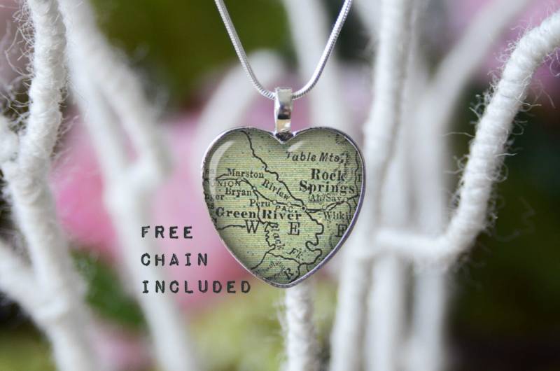 Vintage Karte-Form Herz Rock Springs, Wyoming. Lage-Geschenk-Anhänger. Kostenlose Passende Kette Ist Enthalten Vintage Karte-Form Herz Rock Springs, Wyoming. Lage-Geschenk-Anhänger. Kostenlose Passende Kette Ist Enthalten von TheNotaBeneStudio