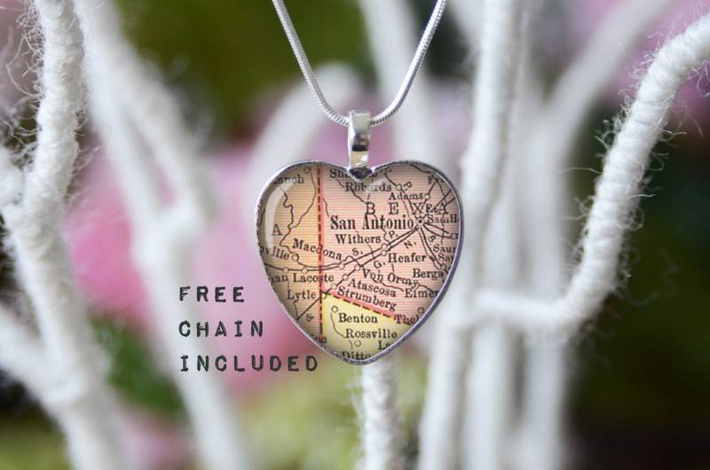 Vintage Karte-Form Herz San Antonio Texas. Lage-Geschenk-Anhänger. Kostenlose Passende Kette Ist Enthalten Vintage Karte-Form Herz San Antonio Texas. Lage-Geschenk-Anhänger. Kostenlose Passende Kette Ist Enthalten von TheNotaBeneStudio