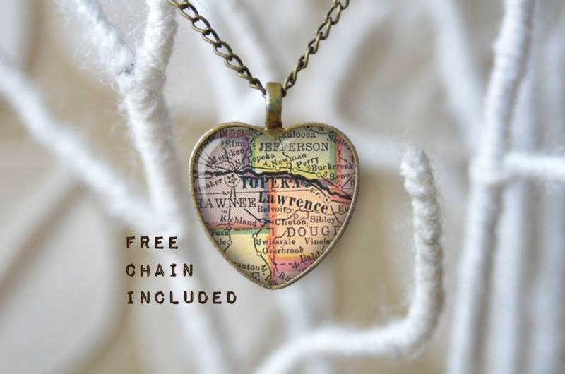 Vintage Karte-Form Herz Topeka Kansas. Lage-Geschenk-Anhänger. Kostenlose Passende Kette Ist Enthalten Vintage Karte-Form Herz Topeka Kansas. Lage-Geschenk-Anhänger. Kostenlose Passende Kette Ist Enthalten von TheNotaBeneStudio