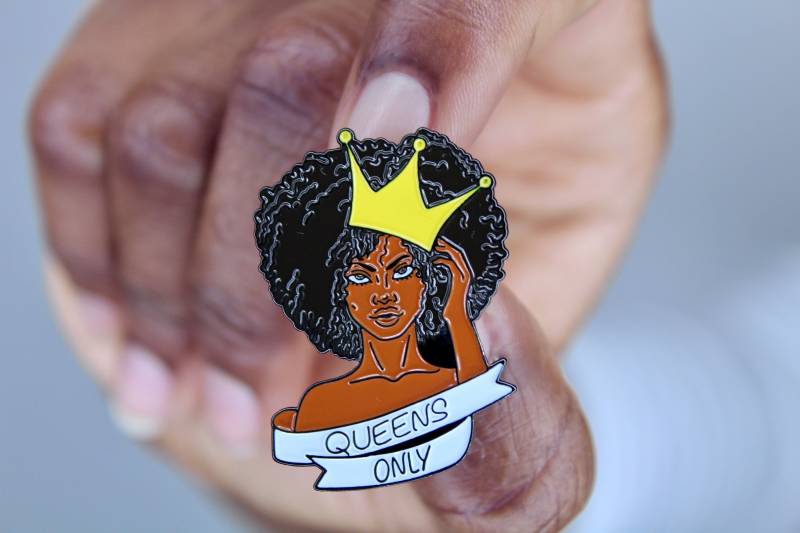 Anstecknadel Queens Nur Anstecknadel Queens Nur von TheOFactory