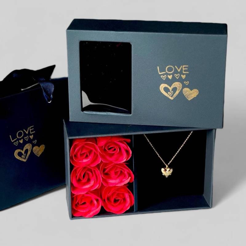 Geschenk Zum Valentinstag - Geburtstag Love Box Mit Rosen Und Tüte Herzförmige Zirkonia-Inlay Halskette Aus 925 Silber Vergoldet von NINASIAjewelry