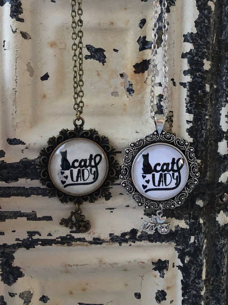 Katze-Halskette Mit Ich Liebe Katzen Charme Auf Einem 24-Zoll-Kette. Anhänger, Kette/Anhänger Hypoallergen Kostenloser Versand Katze-Halskette Katze-Halskette Mit Ich Liebe Katzen Charme Auf Einem 24-Zoll-Kette. Anhänger, Kette/Anhänger Hypoallergen Kostenloser Versand Katze-Halskette von TheOldCrowVintage