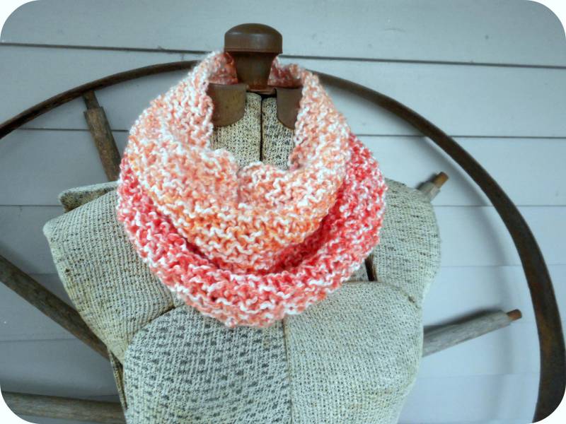 Altweibersommer. Handgestrickter Infinity-Schal. Orange Ombre & Creme Kragen. Boho Hals Wickeln. #festlicheetsyfundstücke von TheOldeCrowCottage