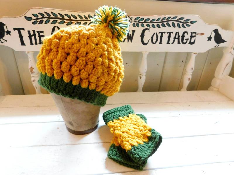 Ananas Gehäkelte Texturierte Slouchy Pom Hat & Passende Fingerlose Handschuhe. Gelb Und Grün Getrimmt von TheOldeCrowCottage