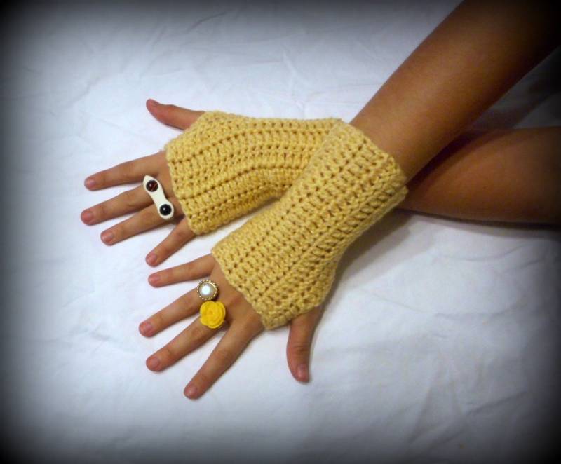Armstulpen Golden Delicious Apfel Gelb Gold Handstulpen Gehäkelte Fingerlose Häkelarbeit Schlicht von TheOldeCrowCottage
