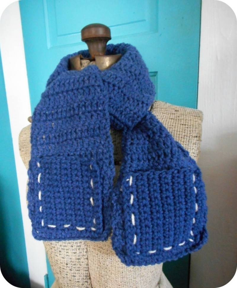 Blaues Jeans Taschentuch. Denim-Blauer Handgemachter Häkelschal Mit Genähten Versteckten Taschen Landleben Rustikal Scheune Cowgirl Stone Washed Blue von TheOldeCrowCottage