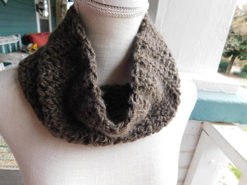 Bohochic Infinity Schal. Pekannuss Kapuze. Herbstmode Boho Chic Handgemachter Gehäkelter Nussbrauner Freund Unisex Schal Geschenk von TheOldeCrowCottage