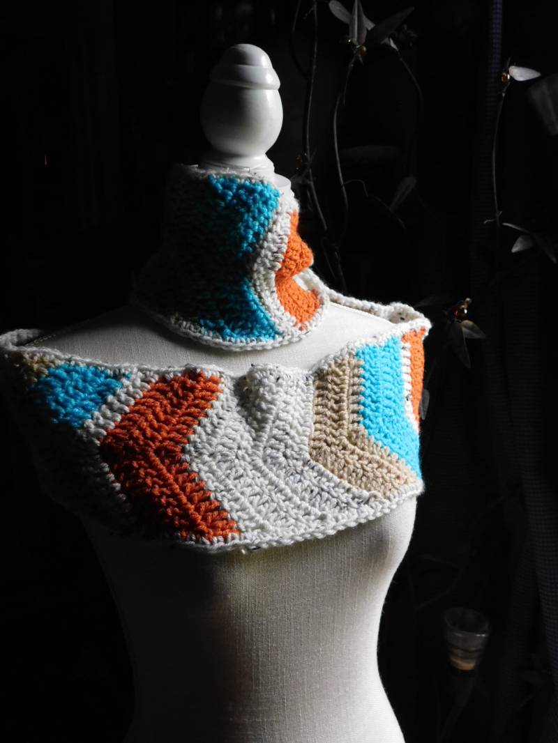 Chevron Infinity Schal Türkis Karotte Orange Birke Rehkitz Boho Gehäkelte Handgemachte Hals-Verpackungs-Schal-Gugelhupf-Sw von TheOldeCrowCottage
