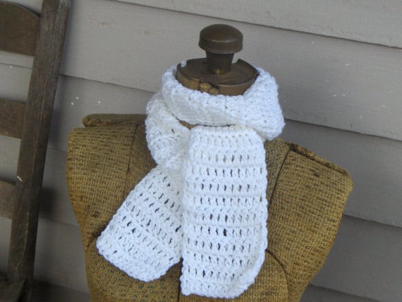 Das Schneewittchen-Tuch. Handgemachte Gehäkelte Mode Bohochic Rustikale Hals Wickeln Rein-Weiß Winter Oder Herbst Schal #festiveetsyfinds von TheOldeCrowCottage