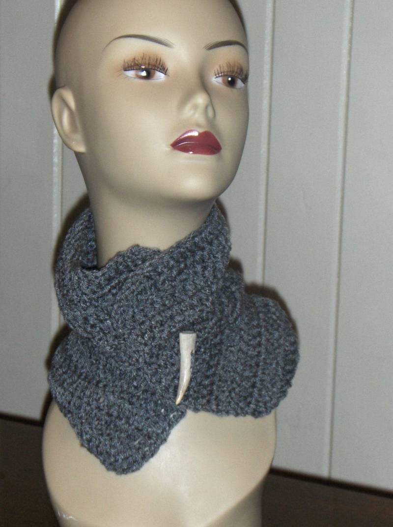 Deer Heather Glen Neck Cowl Handmade Häkeln Halswärmer Boho Unisex Freund Schal Wickeln Grey Geweih Toggle Button von TheOldeCrowCottage