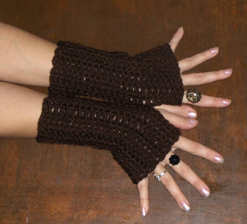 Der Kaffeesatz Dunkelbraune Armstulpen Boho Herbst Winter. Schokolade Handarbeit Gehäkelt von TheOldeCrowCottage