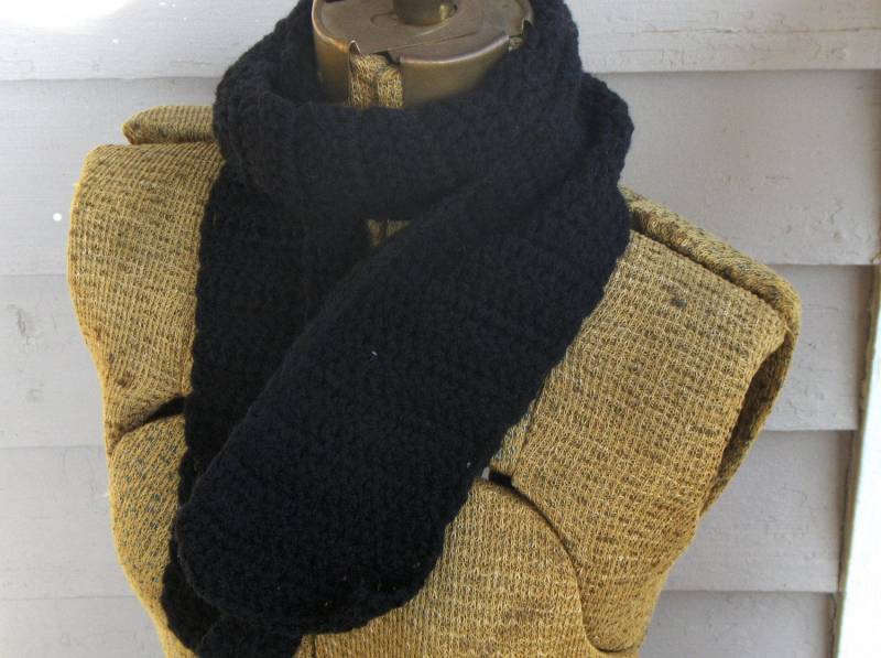 Der Rabenschal. Handgemachter Gehäkelter Jet Schwarz Boho Gothic Schal Halstuch #festiveetsyfinds von TheOldeCrowCottage
