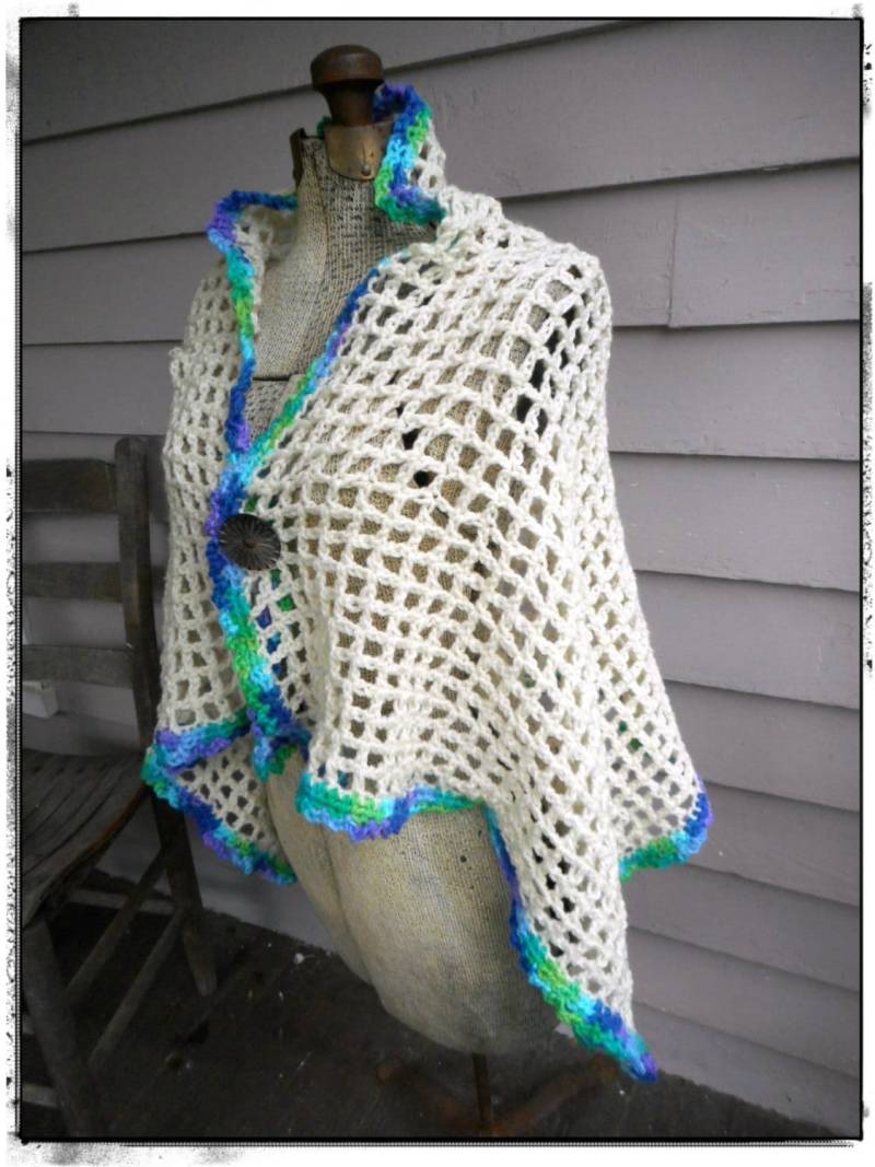 Der Wiesenregen Handgefertigte Schal. Elfenbein & Multi Shrug. Gehäkeltes Capelet. Halstuch. Wildblume. Einzelstück. Handgefertigt. Blau Türkis von TheOldeCrowCottage