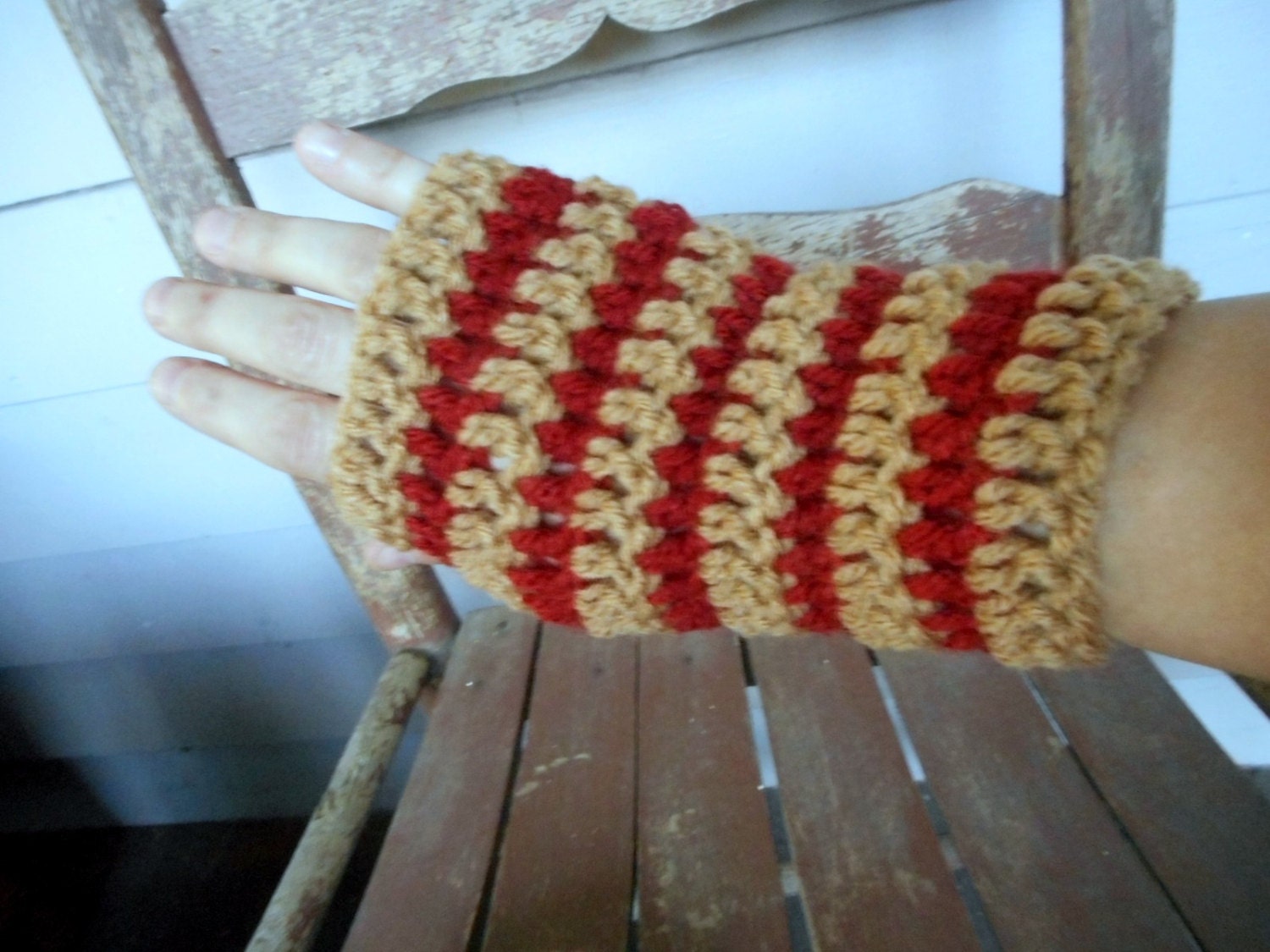 Die Caramel Apfel Fingerlose Boho Häkelhandschuhe Tan & Red Apple Handarbeit Gehäkelte. Armstulpen Pulswärmer Herbst Ernte Apfelobstgarten von TheOldeCrowCottage