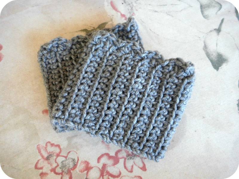 Die Grau-Melierten Gehäkelten Boot Cuffs Handmade Boho Herbst Wintermode. Schlichte Ebene Jane Ausgebogten Manschette Country Western Cowgirl Urban von TheOldeCrowCottage