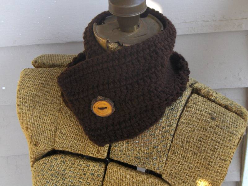 Die Kaffee & Timber Cowl Rustikale Häkelarbeit Handgefertigte Gehäkelte Hals Wickeln Echte Apple Ast Button Herbst Und Winter Mode Tragen von TheOldeCrowCottage