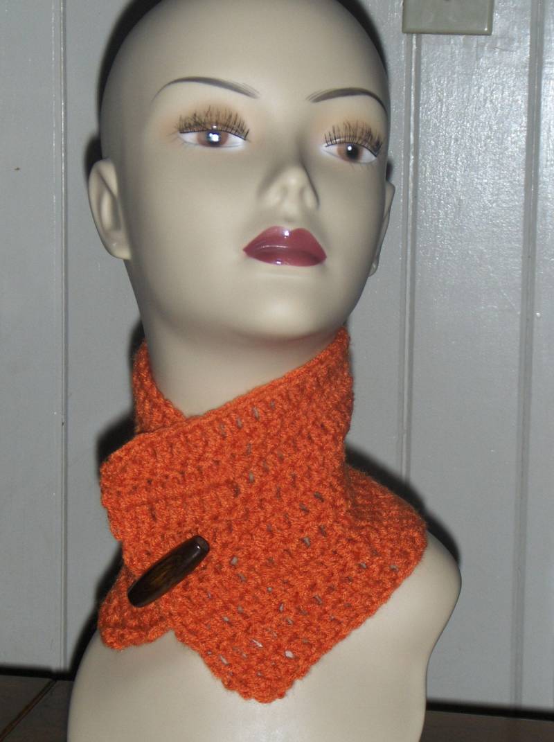 Die Karotte Gewürz Kuchen Gugel Rustikale Häkeln Hand Gefertigt Handgefertigte Orange Herbst Ernte Hals Wickeln Holz Knebelknopf Winter Mode von TheOldeCrowCottage