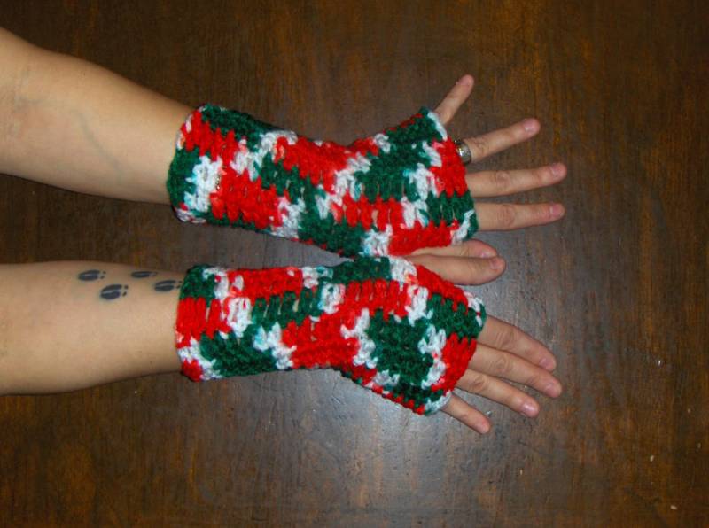 Die Mistletoe Fingerlose Handschuhe Gehäkelt Texting Rot, Weiß, Grün Italienisch. Weihnachts-Armstulpen. Arm Pulswärmer von TheOldeCrowCottage