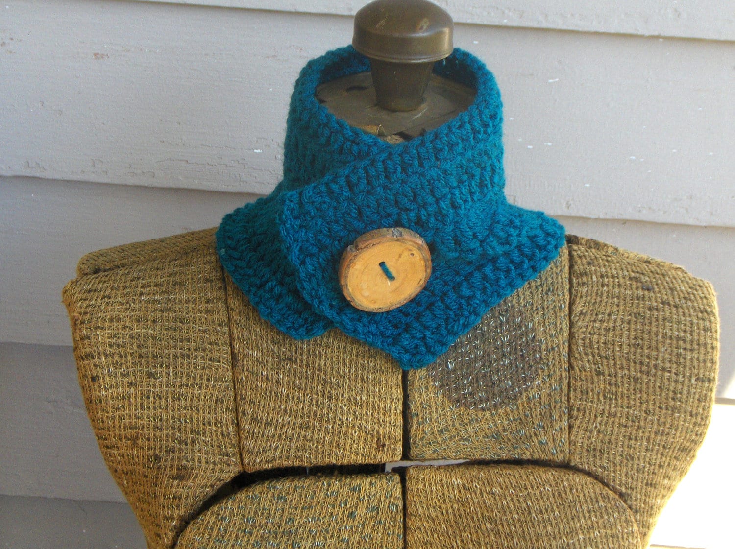 Die Pfau-Kapuze. Petrolfarbene Handgemachte Rustikale Gehäkelte Halskapuze Mit Echtem Rustikalem Holzknopf Herbst - Und Wintermode-Halswickel von TheOldeCrowCottage