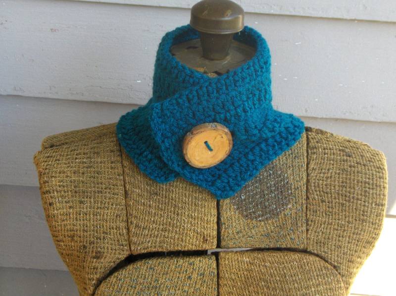 Die Pfau-Kapuze. Petrolfarbene Handgemachte Rustikale Gehäkelte Halskapuze Mit Echtem Rustikalem Holzknopf Herbst - Und Wintermode-Halswickel von TheOldeCrowCottage