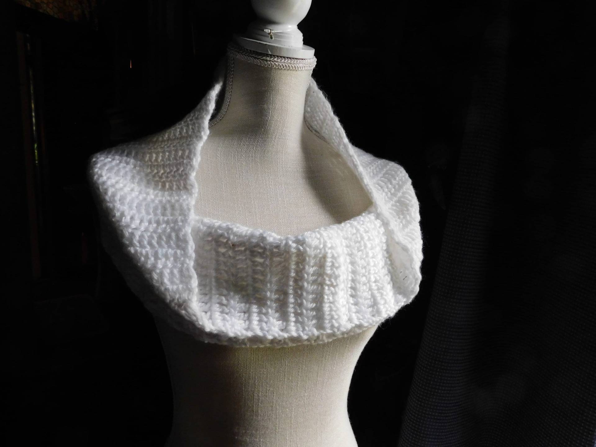 Die Schneeeule Infinity-Schal-Ausschnitt-Loop-Rustikaler Boho Handgehäkelter Schneewittchen-Unendlichkeits-Kreis-Ausschnitt-Loop-Schal von TheOldeCrowCottage
