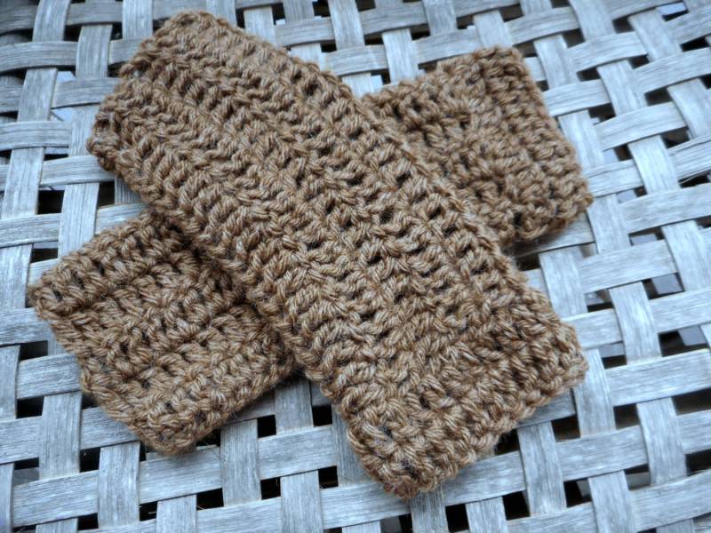 Die Wild Hawk Armstulpen Sind in Handarbeit Gehäkelt. Herbst Winter Boho. Dark Beige Acrylic Yarn Handgefertigte Handschuhe von TheOldeCrowCottage