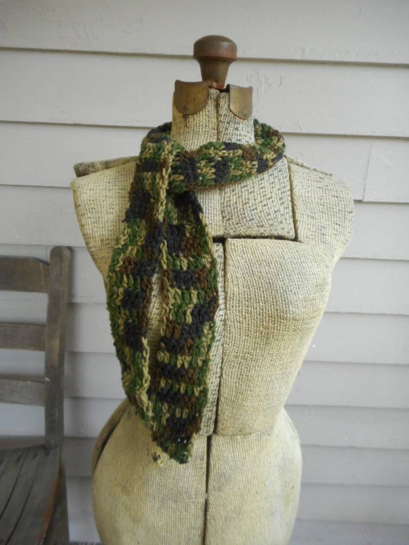 Grün Camo Dünner Häkeln Boho Unisex Armee Grünen Dünnen Herbst Winter Mode Schal Häkeln. Geschenk Für Männer #festiveetsyfinds von TheOldeCrowCottage