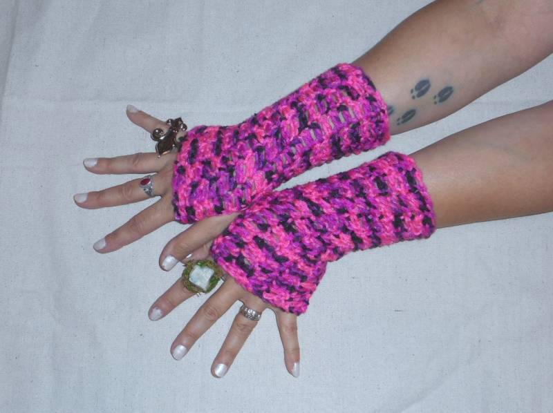 Hand Gestrickte Boho Armstulpen Pink Panther Handschuhe. Crochet Und Schwarz Frühlingsmode Accessoire Girly Girl Hot Pink von TheOldeCrowCottage