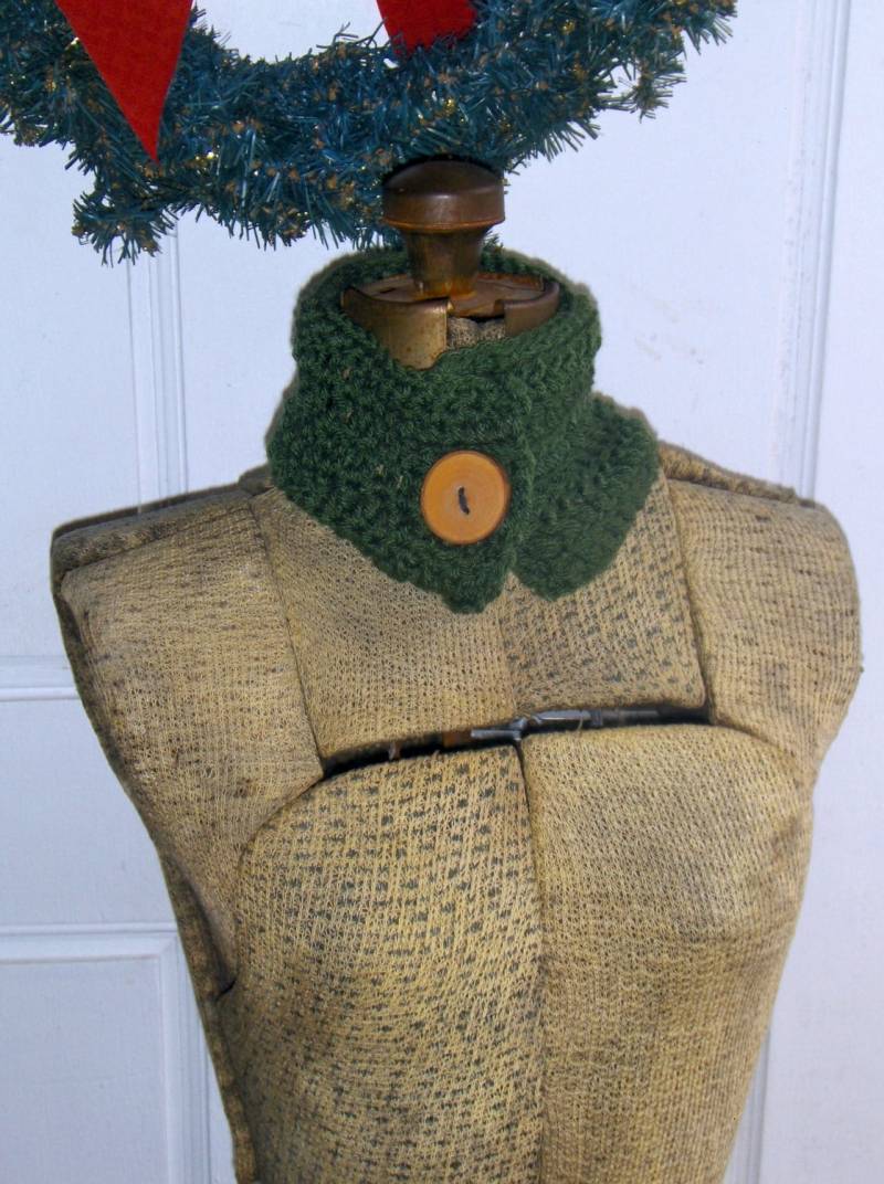 Handgefertigte Boho Gehäkelte Hals Schal/Kopf Oder Ohrenwärmer Unisex Mit Rustikalen Holz Knopf #festiveetsyfinds von TheOldeCrowCottage