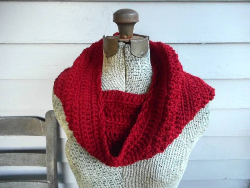 Jellid Cranberrys Infinity-Schal. Gehäkelte Chunky Warm Kragen. Festlicher Herbst. Herbst Winter. Weihnachts-Mode-Schal. Tiefes Crimson Rot von TheOldeCrowCottage