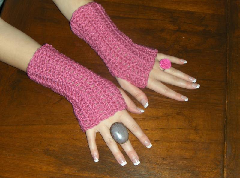 Licht Himbeere Boho Armstulpen Fingerlose Stulpen Handschuhe Handstulpen Häkeln von TheOldeCrowCottage