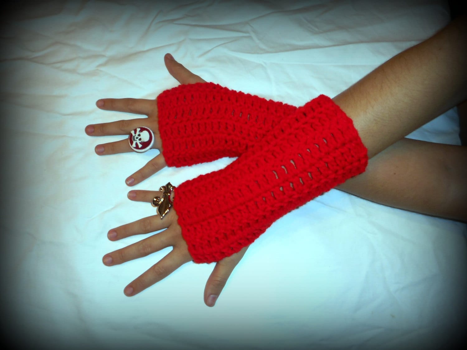 Red Chili Peppers Handgemachte Fingerlose Handschuhe. Arm Pulswärmer Rojo Spicy Boho Viktorian Burlesque Rauchen Texten Fahren Herbst Winter von TheOldeCrowCottage