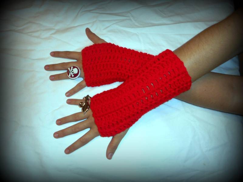 Red Chili Peppers Handgemachte Fingerlose Handschuhe. Arm Pulswärmer Rojo Spicy Boho Viktorian Burlesque Rauchen Texten Fahren Herbst Winter von TheOldeCrowCottage
