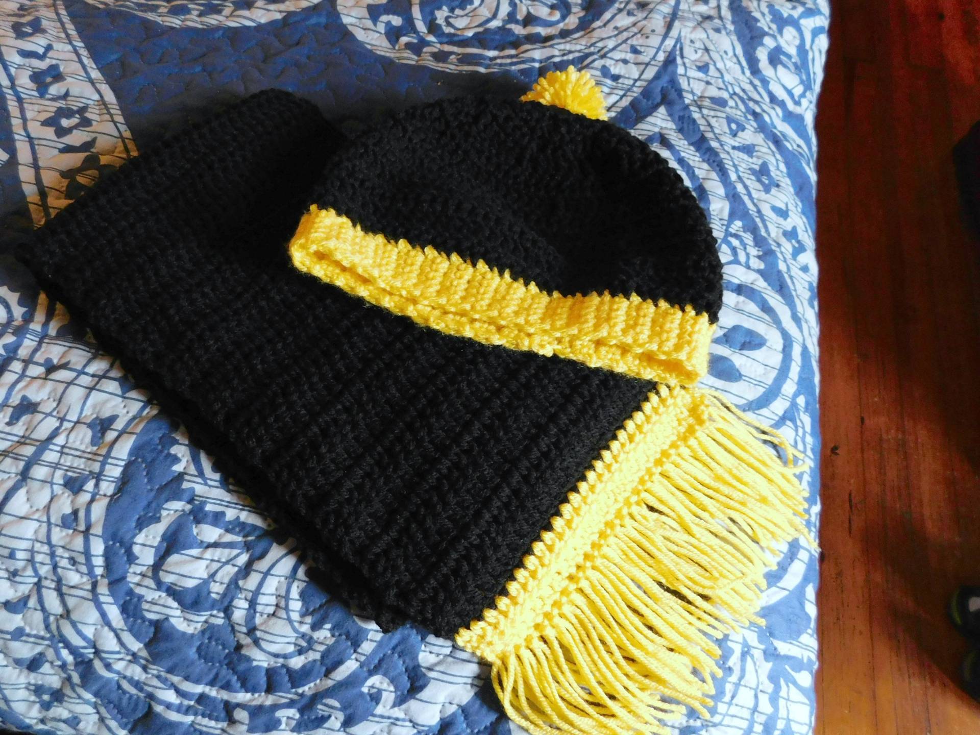 Schwarz & Gelb Team Colors Pom Mütze Und Schal Im Set. Wird Auf Bestellung in Den Farben Ihrer Wahl Hergestellt. Schulfarben von TheOldeCrowCottage