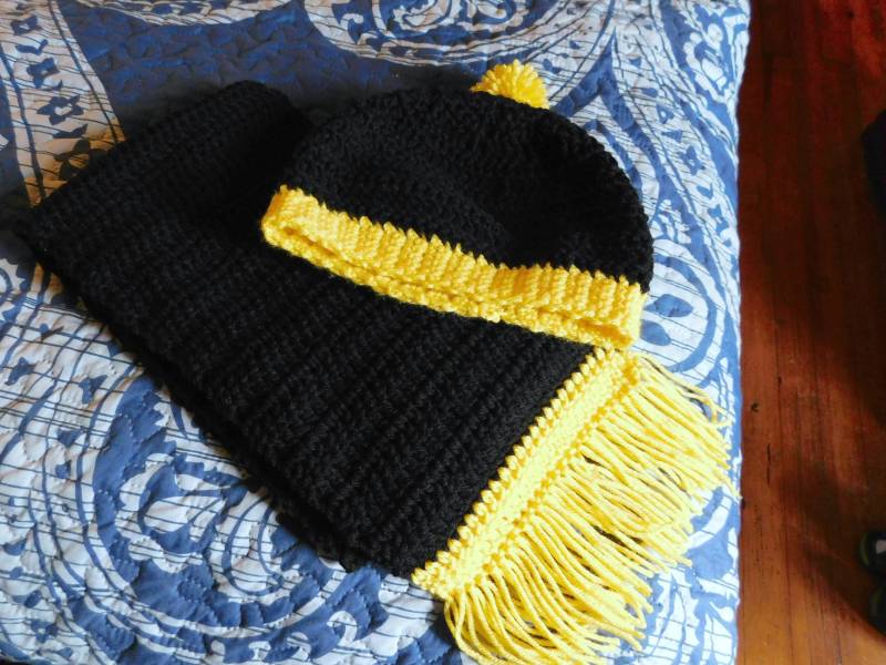 Schwarz & Gelb Team Colors Pom Mütze Und Schal Im Set. Wird Auf Bestellung in Den Farben Ihrer Wahl Hergestellt. Schulfarben von TheOldeCrowCottage