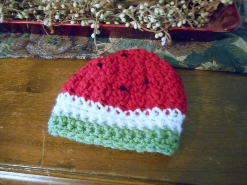Süßes Kleines Baby Rote Wassermelone Cap Cloche Hut - Sommer Kleidung Accessoire Sonnen Abdeckung Obst Auf Bestellung Handgefertigt. Maybaby© von TheOldeCrowCottage